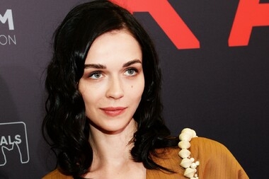 Актриса Софья Синицына вышла на красную дорожку с дочерью от Павла Табакова