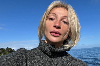 Настя Ивлеева показала, как с мужем нарядила елку ретро-игрушками