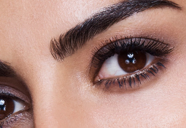 Осенняя загадка: как выполнить нюдовый макияж smoky eye с темным акцентом