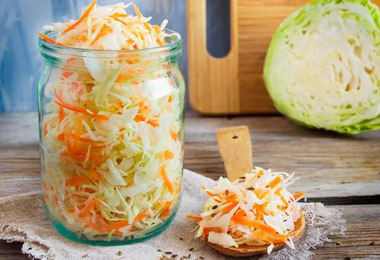 Хрустит и бодрит: 5 рецептов квашеной капусты, делаем вкусные заготовки на зиму