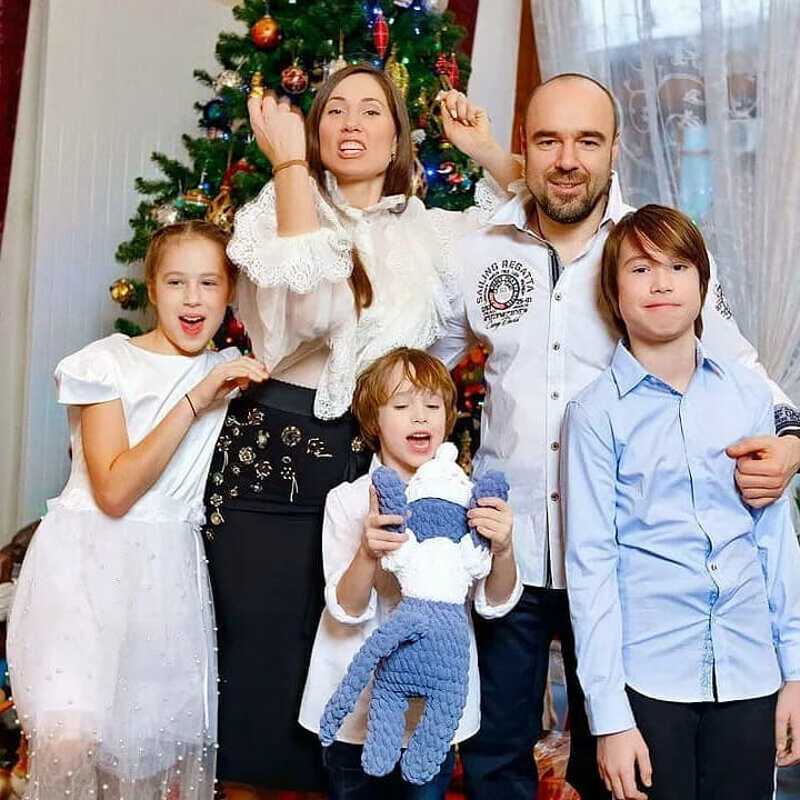 Некогда идеальное семейство расстается со скандалом