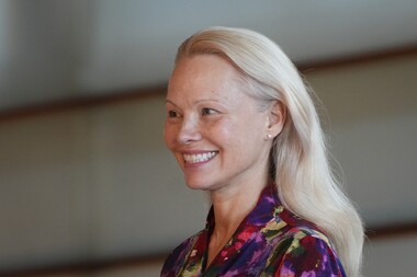 «Это потрясающе»: 58-летняя Памела Андерсон сделала «колесо» на руках и восхитила фанатов