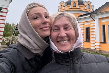 Даст фору дочери: мать Насти Ивлеевой показала спортивную фигуру в купальнике