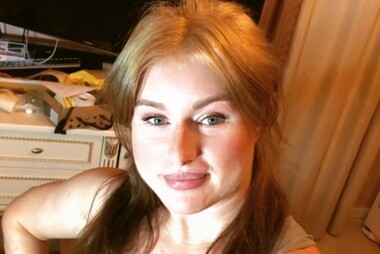 «Мощная и горячая»: мускулистая дочь Шукшиной позировала в крошечном бикини на пляже