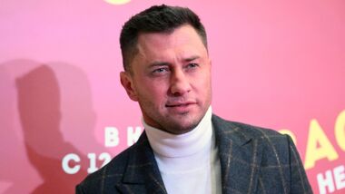 Павел Прилучный удивил поклонников игрой на рояле в элегантном костюме