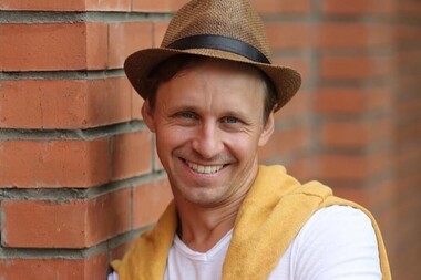 «Были мысли пойти работать таксистом»: актер из «Универа» рассказал о финансовых проблемах