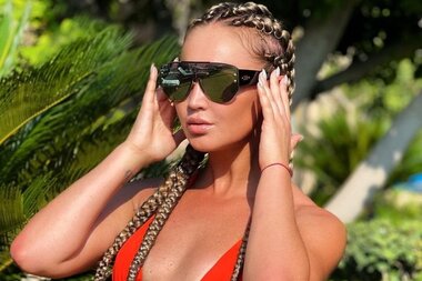 А где жених: Бузова показала как флиртует с незнакомцем на пляже