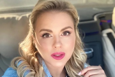 Анна Семенович поразила новым образом с пепельно-белыми локонами