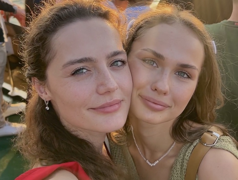 «Рядом с ней я чувствую себя моложе»: Ангелина Поплавская рассказала о сестре