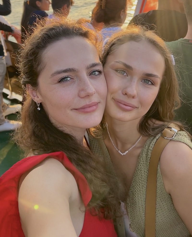 Ангелина Поплавская с сестрой