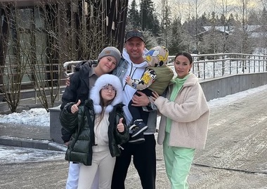 Зепюр Брутян вместе с Павлом Прилучным и его детьми появилась в Храме Христа Спасителя