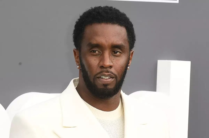 Ест с голой женщины: в сеть просочились новые фото с вечеринки Р. Diddy