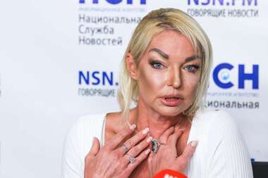 Волочкова показала фирменный шпагат, прикрывшись котом: «Не помещаются ноги в кадр»