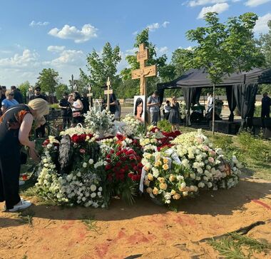 Анастасию Заворотнюк похоронили рядом с Вадимом Абдрашитовым
