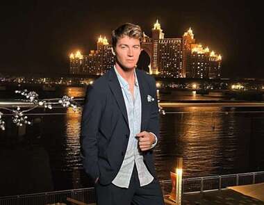 Алексей Воробьев показал американский флаг на стене своего дома в США