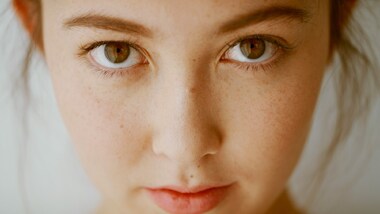 Косметолог подсказала, как избавиться от отеков на лице в домашних условиях