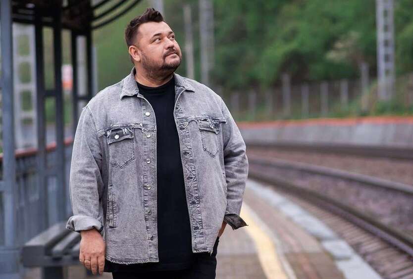 «Мы не можем продолжать петь и веселить людей»: звезды отменяют концерты