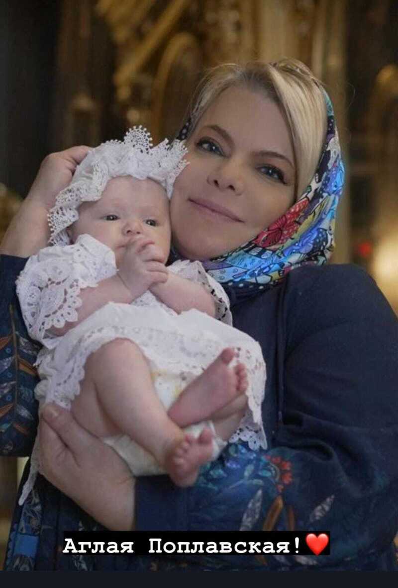 Яна Поплавская с внучкой