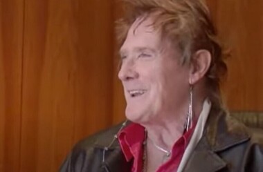 Упал на сцену без чувств: умер музыкант группы AC/DC