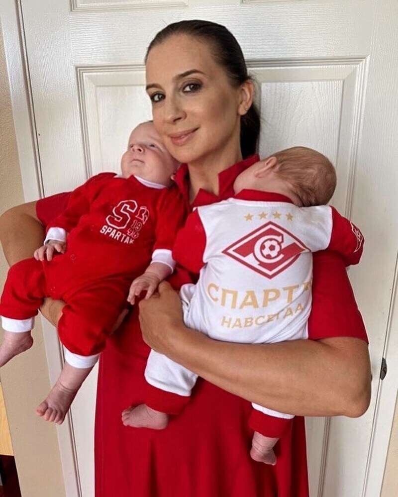 Екатерина Стриженова с внуками
