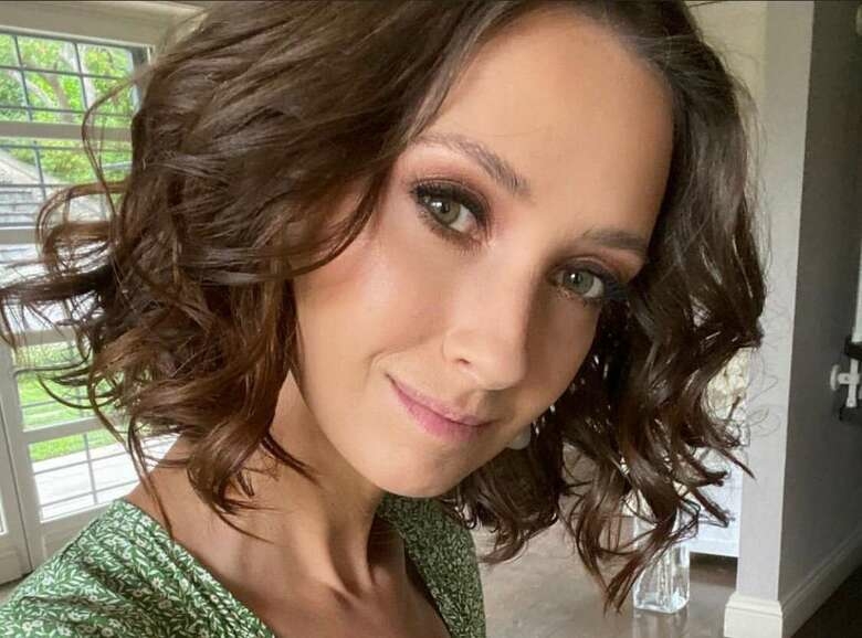 Живущая 14 лет в Израиле Настя Цветаева показала бомбоубежище в своей квартире, где они прячутся с детьми