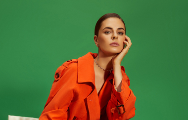 на актрисе: тренч, YOUWANNA; туфли, VERSACE; кольцо и серьги из коллекции Color, все – MERCURY; чокер из коллекции Figlia Dei Fiori, все – PASQAL BRUNI; кольцо из коллекции Messika by Katte Moss, MESSIKA
