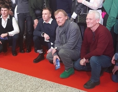 Серебряков с самого начала премьеры смотрел на журналистов весьма недружелюбно