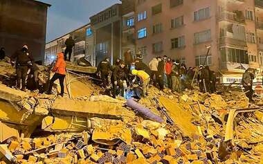 7-летнюю девочку достали из-под завалов спустя несколько дней после землетрясения