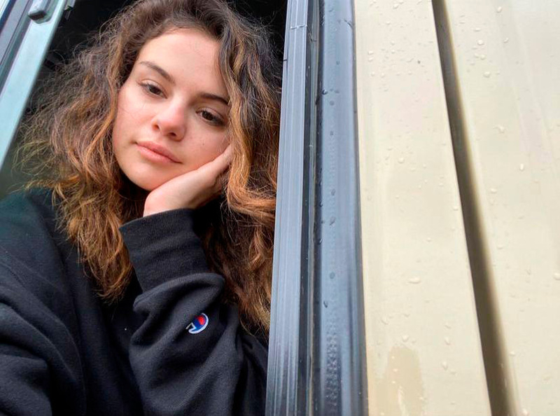 Селена Гомес выложила фото без макияжа