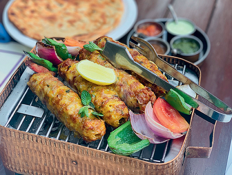 Чтобы понять пакистанскую кухню, обязательно попробуйте street food - знаменитую курицу-тикка, лепешки из тандыра и рис с пряностями