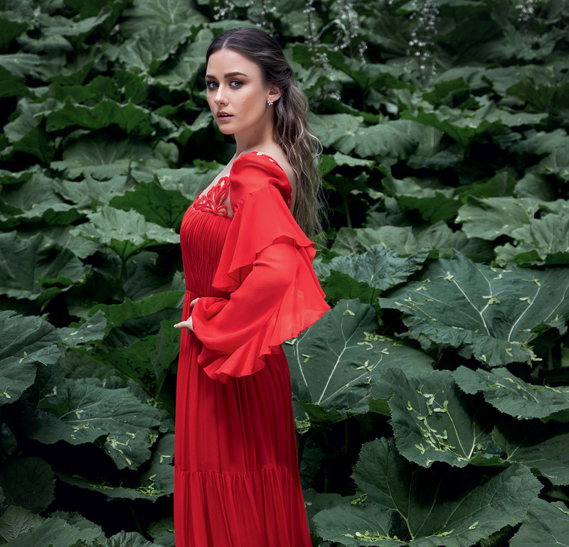 Платье, Yanina Couture; серьги из коллекции Flower, Mercury