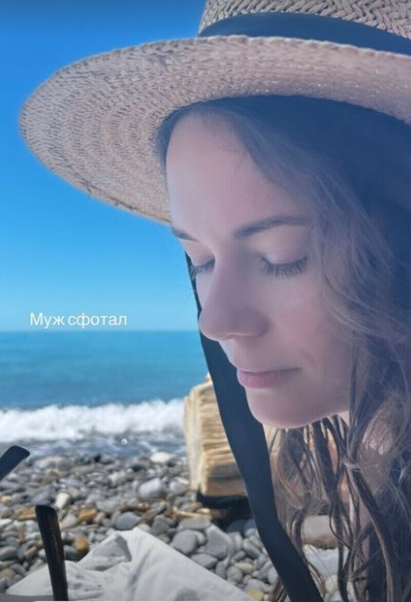 Пара сейчас отдыхает на море