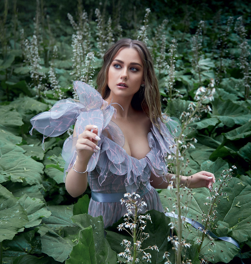 Платье, Yanina Couture; браслет, кольцо и серьги из коллекции Flower, все – Mercury