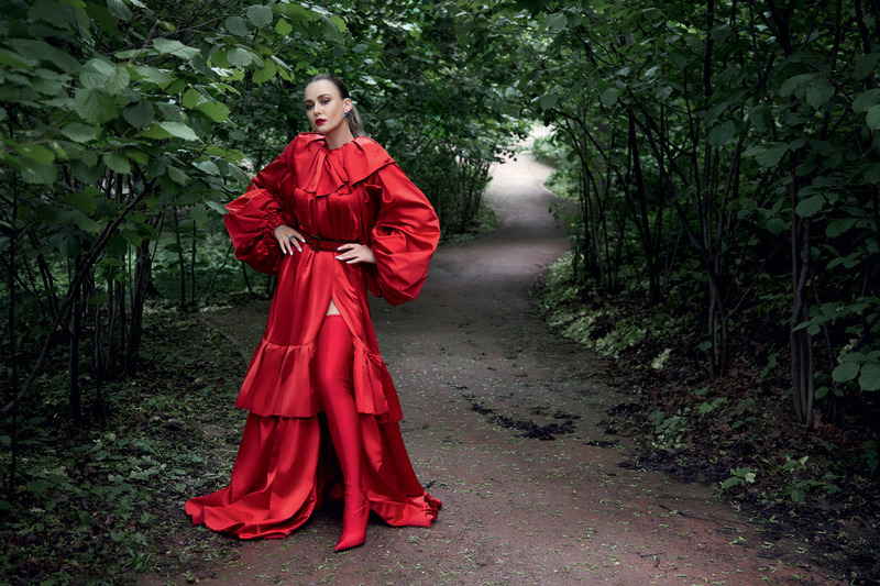 Платье, Yanina Couture; ботфорты, BALENCIAGA; кольцо и серьги из коллекции Vertigo, все – stephen webster