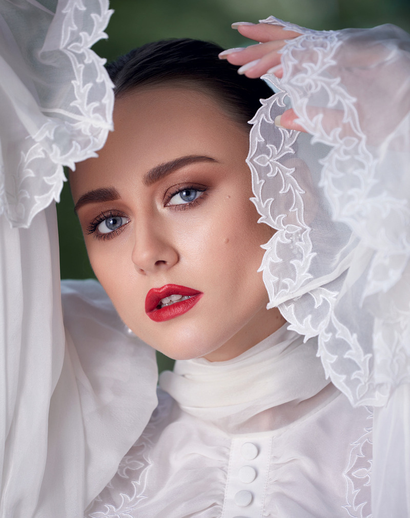 Платье, Yanina Couture; серьги из коллекции Flower, Mercury