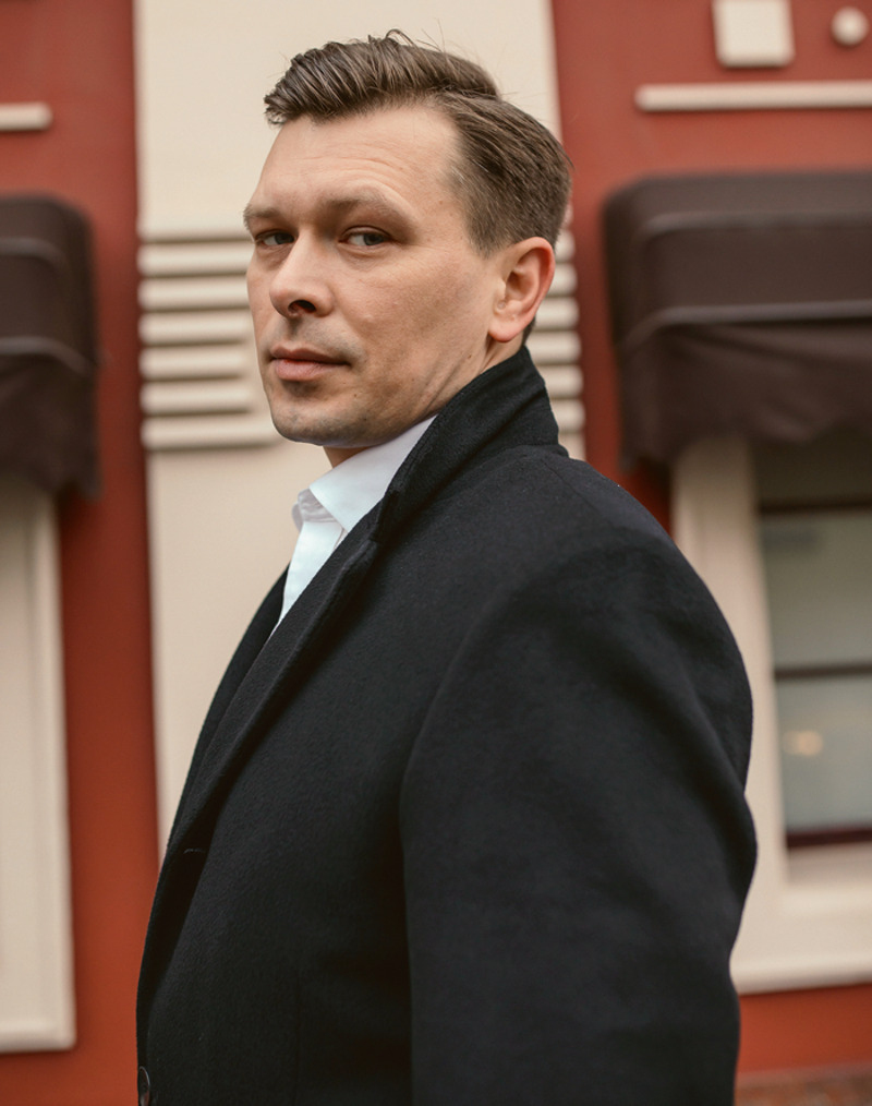 Будущую жену Екатерину Кудринскую Дмитрий встретил в стенах родной «Щуки». Сейчас у них двое детей – Мария и Иван