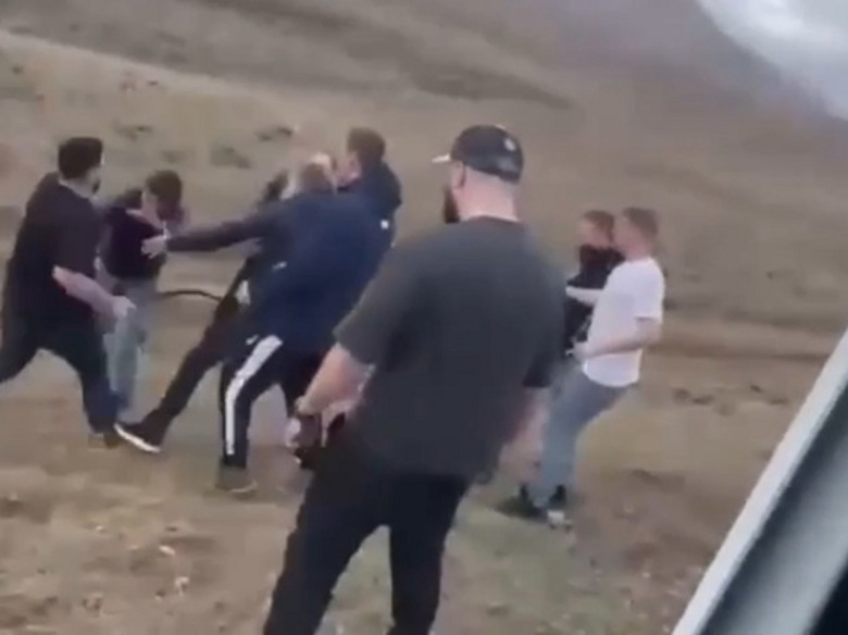 Драку в Карачаево-Черкессии снимали очевидцы