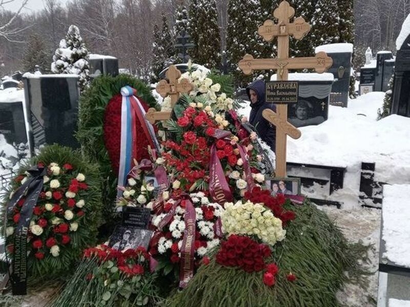 Актера похоронили рядом с супругой