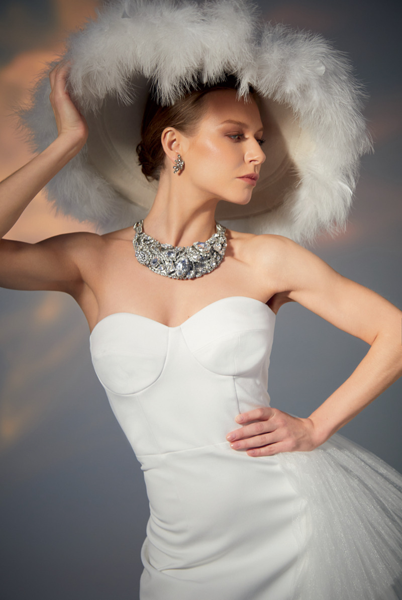 Платье, Lnfashion; колье и серьги, все – из коллекции Vintage dream; шляпа, Lia Gureeva
