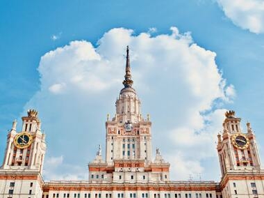 Теперь девочка учится на психфаке МГУ