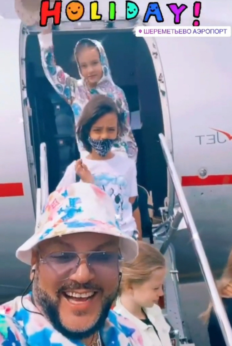 Певец улетел в отпуск с детьми и друзьями
