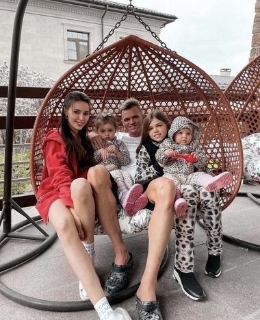 Дмитрий Тарасов и Анастасия Костенко с Ангелиной, Миланой и Евой