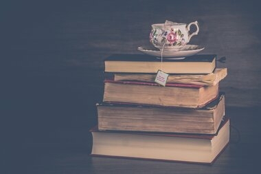 Топ 5 современных российских писателей, книги которых обязательно нужно почитать