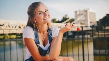 не пытайтесь отбелить зубы агрессивными средствами