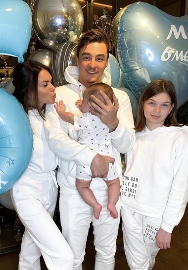 Катя Жужа с супругом и детьми