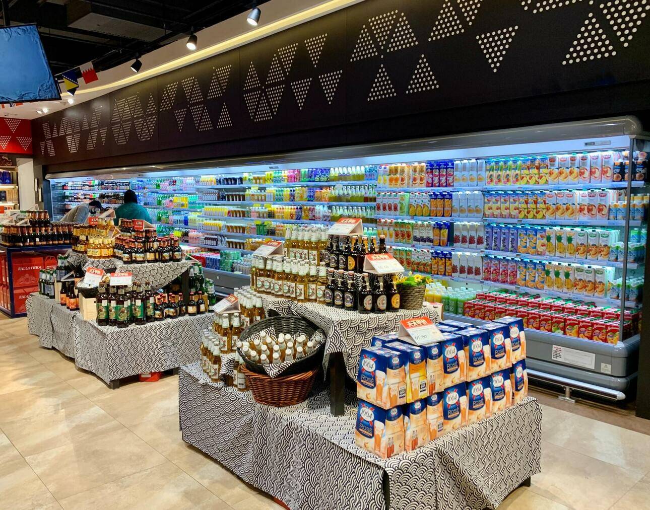 над продуктами закрепляют яркий банер, обычно зеленого цвета, с заголовком вроде «Идеально для поста»