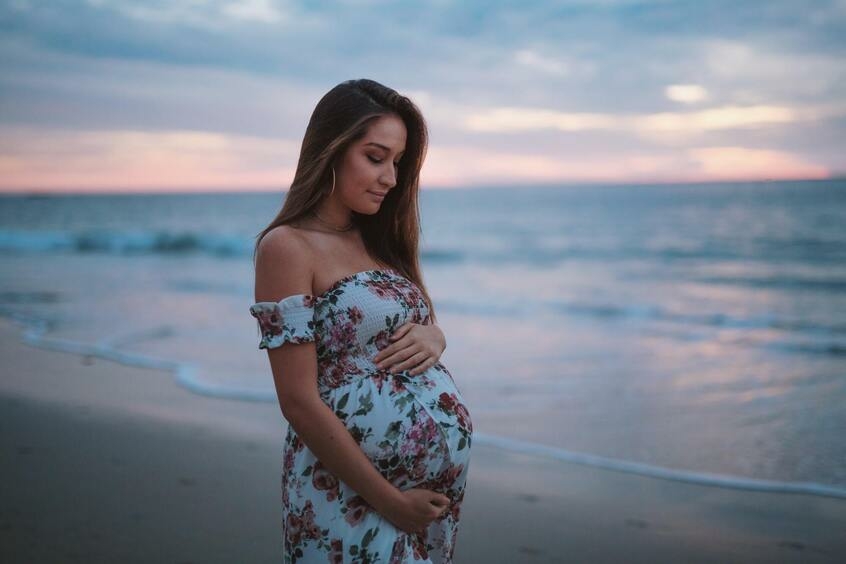 Сейчас существует так много вариантов красивой одежды для беременных вне зависимости от роста и полноты фигуры