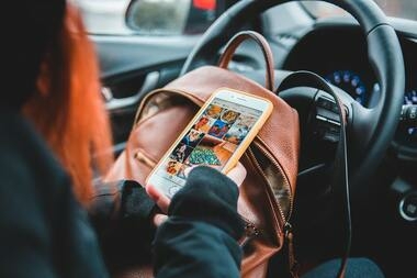 отложите телефон до остановки