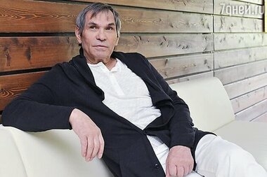 Бари Алибасова заметили в аэропорту в инвалидном кресле