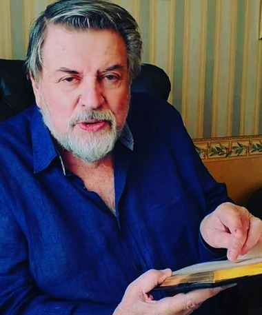 Вместе с актёром болеет его жена